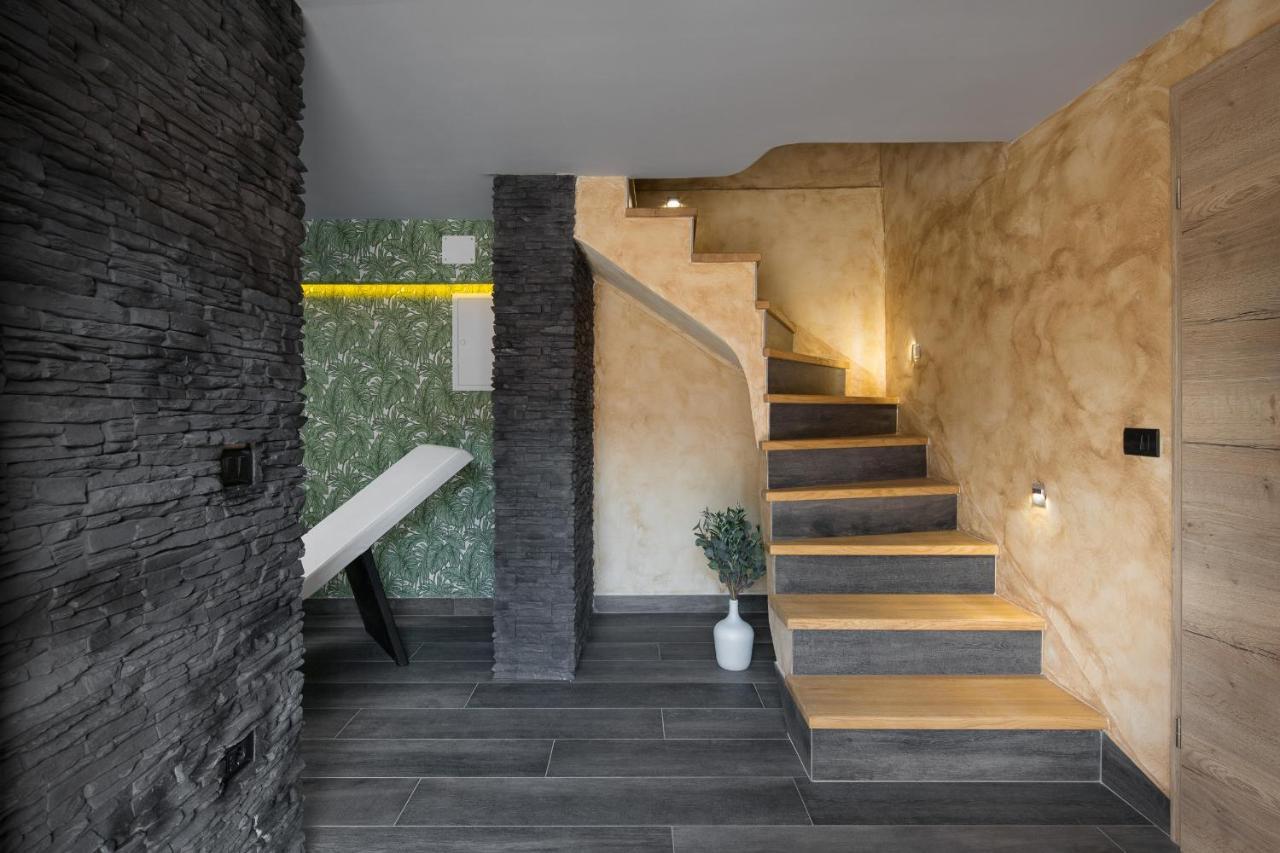 Villa Vesna With Sauna, Hot Tub Potpićan Exteriör bild