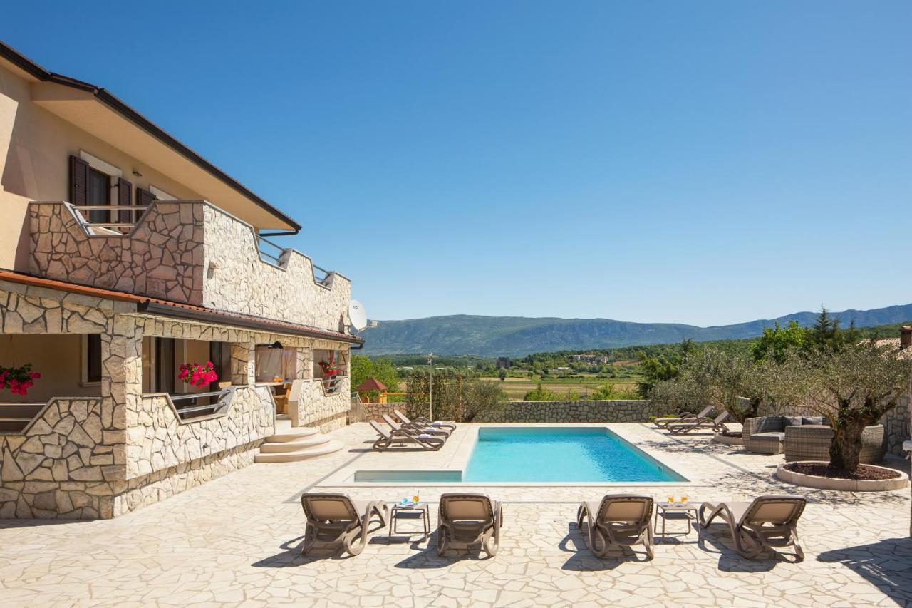 Villa Vesna With Sauna, Hot Tub Potpićan Exteriör bild