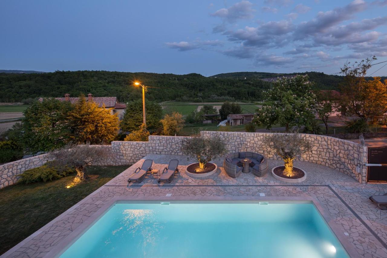 Villa Vesna With Sauna, Hot Tub Potpićan Exteriör bild