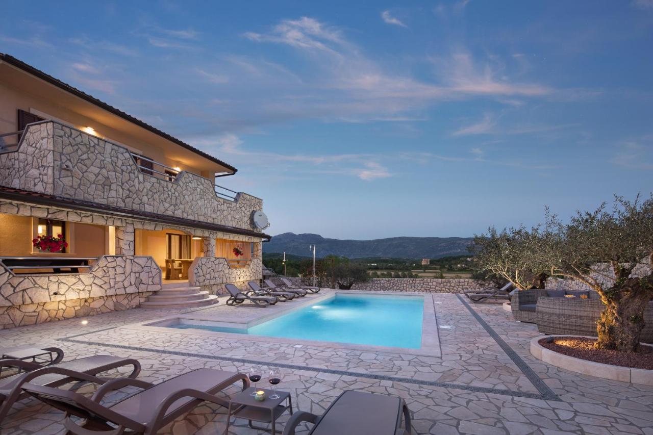 Villa Vesna With Sauna, Hot Tub Potpićan Exteriör bild