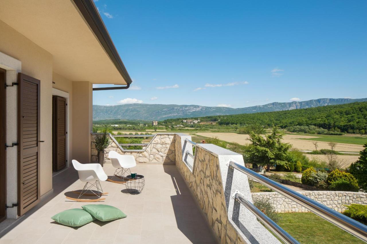 Villa Vesna With Sauna, Hot Tub Potpićan Exteriör bild